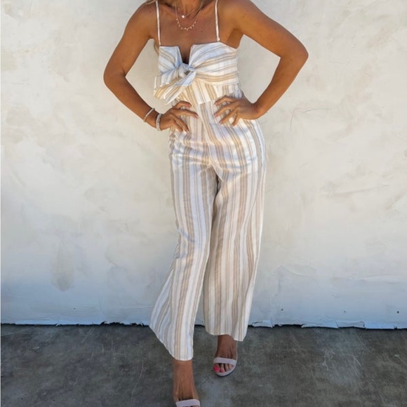 🔥Jumpsuit -beige striped bow detail cuteness🔥 - Picture 3 of 4